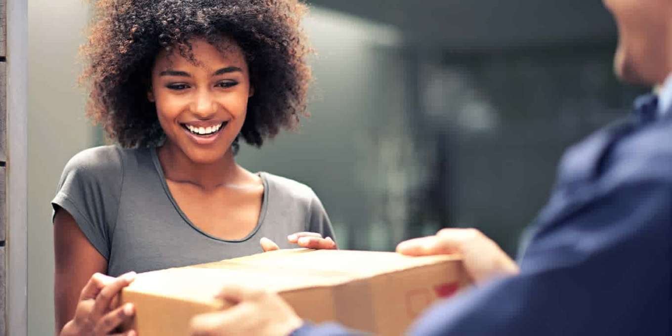 Khách hàng nhận gói hàng đổi trả