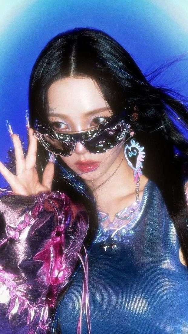 Y2K glasses on Karina (Aespa)